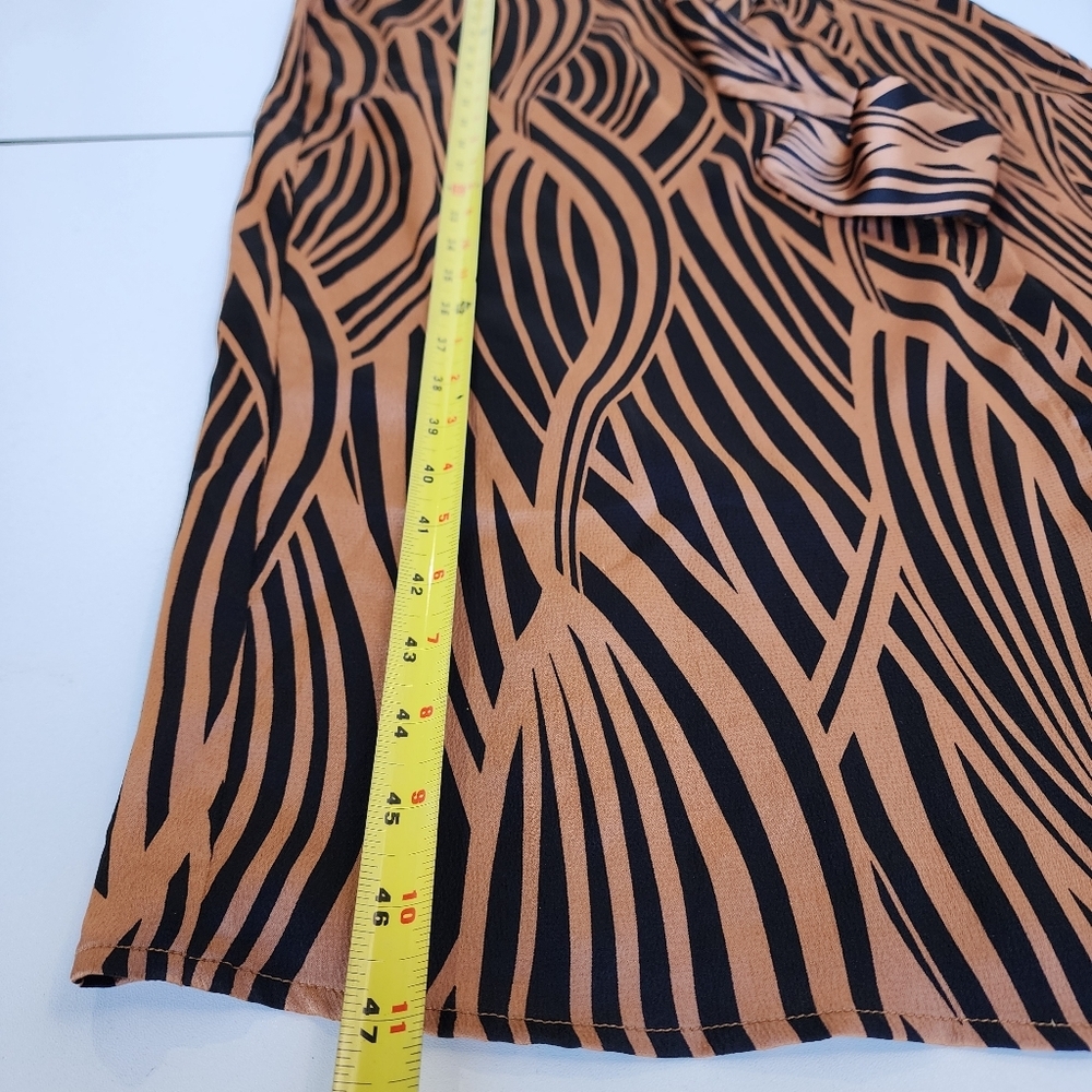 Joie De Vivre Womens Wrap Satin Dress Geo Print Tan Black Short Sleeve Sz M - Picture 13 of 15